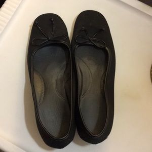 Low wedge heels with bow